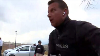 «Πρέπει-να-φύγουμε»-–-Η-στιγμή-που-ο-Γιώργος-Σιδέρης-με-το-συνεργείο-της-ΕΡΤ-τρέχουν-να-σωθούν-στα-σύνορα-Ισραήλ-–-Λιβάνου