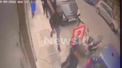 Βίντεο-–-ντοκουμέντο-δευτερόλεπτα-μετά-το-μαχαίρωμα-σε-17χρονο-έξω-σχολείο-στον-Άγιο-Παντελεήμονα