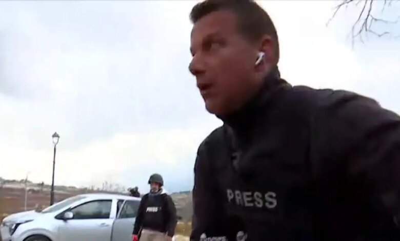 «Πρέπει-να-φύγουμε»-–-Η-στιγμή-που-ο-Γιώργος-Σιδέρης-με-το-συνεργείο-της-ΕΡΤ-τρέχουν-να-σωθούν-στα-σύνορα-Ισραήλ-–-Λιβάνου