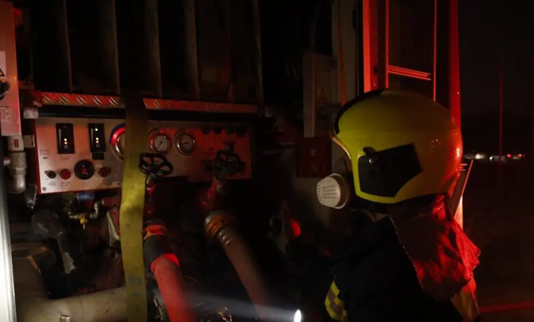 Φωτιά-σε-εγκαταλειμμένο-κτίριο-στο-Μεταξουργείο,-διακοπή-κυκλοφορίας