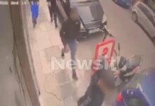Βίντεο-–-ντοκουμέντο-δευτερόλεπτα-μετά-το-μαχαίρωμα-σε-17χρονο-έξω-από-σχολείο-στον-Άγιο-Παντελεήμονα