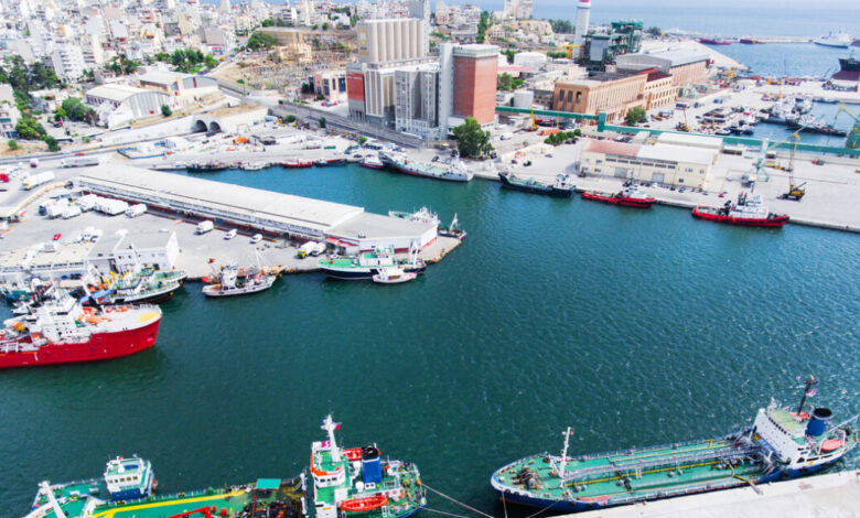 Ασφάλιστρα-πολέμου-και-έκτακτες-χρεώσεις-ανεβάζουν-το-κόστος-για-την-ελληνική-ναυτιλία-και-το-λιμάνι-του-Πειραιά