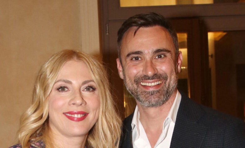 Γιώργος-Καπουτζίδης-και-Σμαράγδα-Καρύδη-επέστρεψαν-με-πτήση-στην-Ελλάδα-από-τη-Σρι-Λάνκα