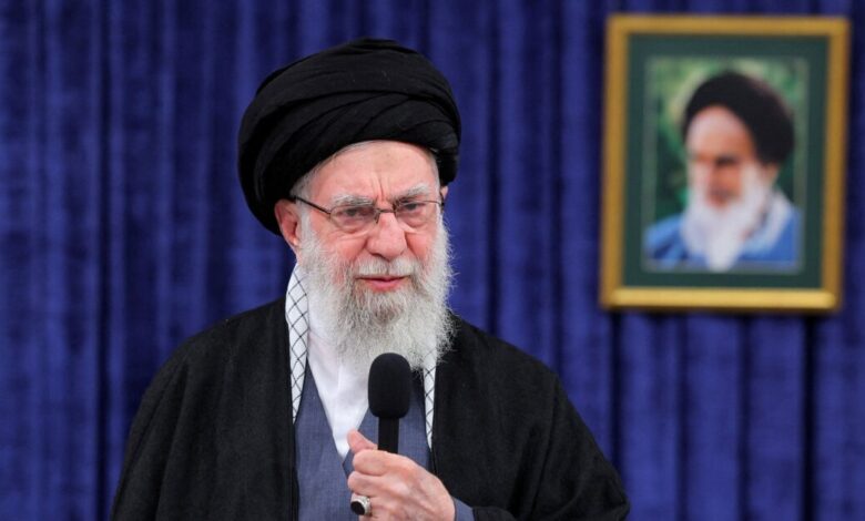 Όλες-οι-θεωρίες-για-το-πώς-η-Μοσάντ-εντόπισε-τον-Χαμενεΐ-–-Εμφυτεύματα-δοντιών,-χακάρισμα-app-προσευχής-και-κάμερα-στο-δαχτυλίδι-του