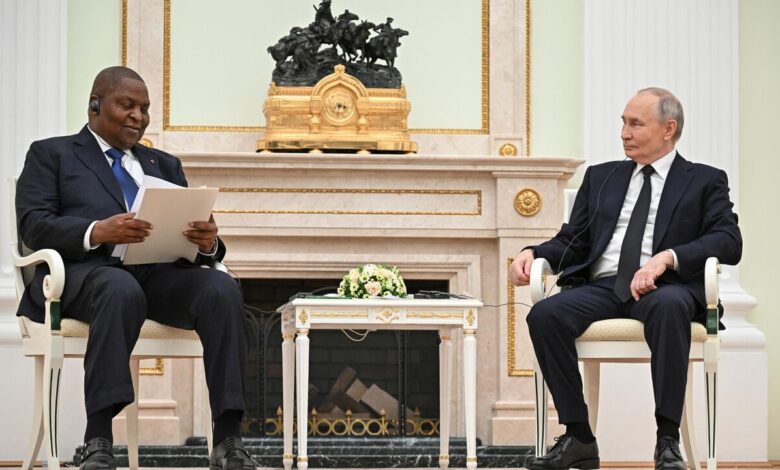 Ρωσία:-Τον-πρόεδρο-της-Κεντροαφρικανικής-Δημοκρατίας-υποδέχθηκε-ο-Πούτιν