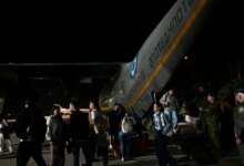 Επέστρεψαν-91-Έλληνες-με-c-130-από-το-Άμπου-Ντάμπι-–-Συγκινητικές-στιγμές-στο-αεροδρόμιο-της-Ελευσίνας