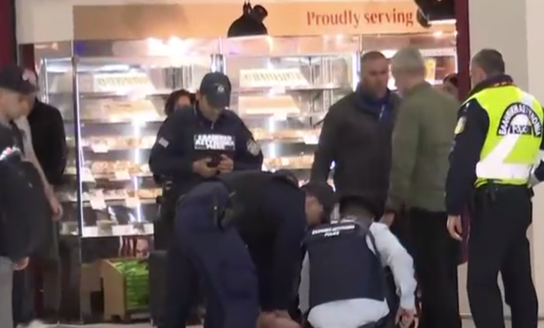 «Ελευθέριος-Βενιζέλος»:-Καρέ-καρέ-η-σύλληψη-άνδρα-που-κρατούσε-σημαία-του-Ισραήλ-στο-αεροδρόμιο