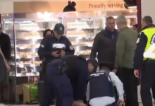 «Ελευθέριος-Βενιζέλος»:-Καρέ-καρέ-η-σύλληψη-άνδρα-που-κρατούσε-σημαία-του-Ισραήλ-στο-αεροδρόμιο