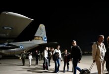 315-Έλληνες-επαναπατρίστηκαν-την-Πέμπτη-από-τη-Μέση-Ανατολή-με-ειδικές-πτήσεις,-c-130-και-οδικώς