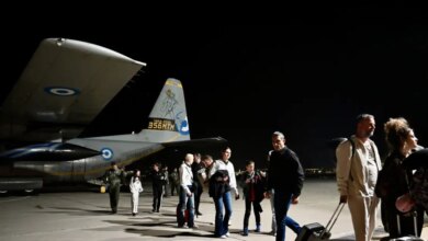 315-Έλληνες-επαναπατρίστηκαν-την-Πέμπτη-από-τη-Μέση-Ανατολή-με-ειδικές-πτήσεις,-c-130-και-οδικώς