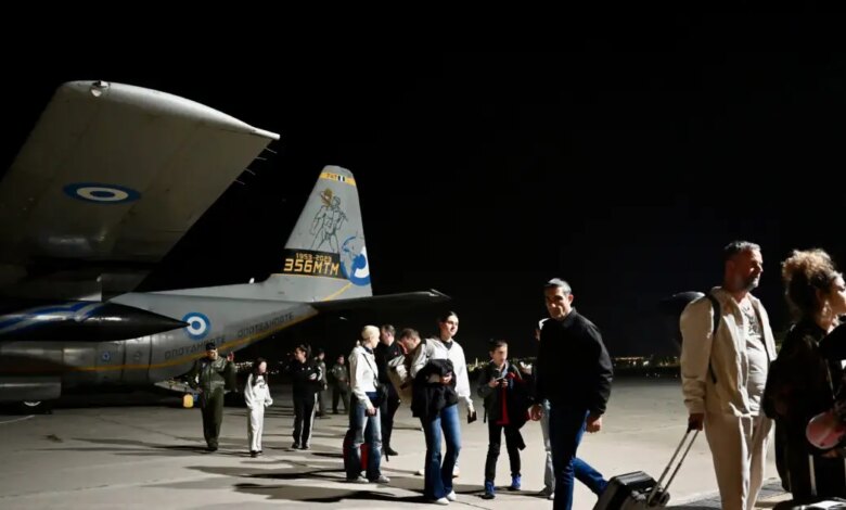 315-Έλληνες-επαναπατρίστηκαν-την-Πέμπτη-από-τη-Μέση-Ανατολή-με-ειδικές-πτήσεις,-c-130-και-οδικώς