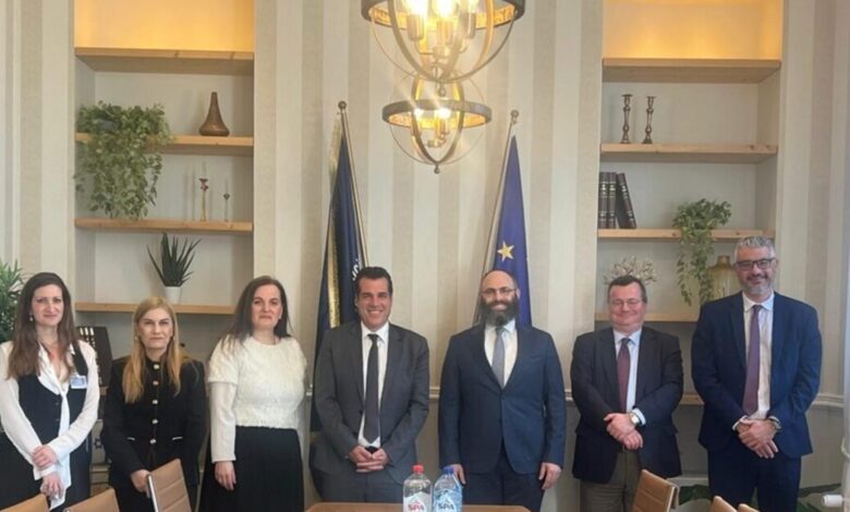Πλεύρης:-Συνάντηση-με-την-Ευρωπαϊκή-Εβραϊκή-Ένωση-–-Κεντρικά-θέματα-η-διαχείριση-των-μεταναστευτικών-ροών-και-η-αύξηση-των-αντισημιτικών-επιθέσεων-στην-Ευρώπη