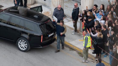 Μπραντ-Πιτ:-Νέα-πλάνα-από-τα-γυρίσματα-στην-πλατεία-Κοτζιά-με-τις-συμπρωταγωνίστριές-του