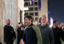 Μπραντ-Πιτ:-Η-έξοδος-του-ηθοποιού-από-το-δημαρχείο-Αθηναίων-–-Πλήθος-κόσμου-τον-αποθέωνε