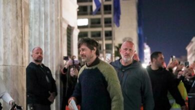 Μπραντ-Πιτ:-Η-έξοδος-του-ηθοποιού-από-το-δημαρχείο-Αθηναίων-–-Πλήθος-κόσμου-τον-αποθέωνε