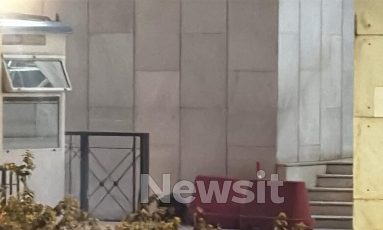 Θρίλερ-στη-ΓΑΔΑ:-Συνελήφθη-48χρονος-Σουδανός-που-απειλούσε-με-χειροβομβίδα-στα-χέρια-και-είχε-άλλες-δύο-στο-σακίδιο-–-Η-στιγμή-της-ελεγχόμενης-έκρηξης