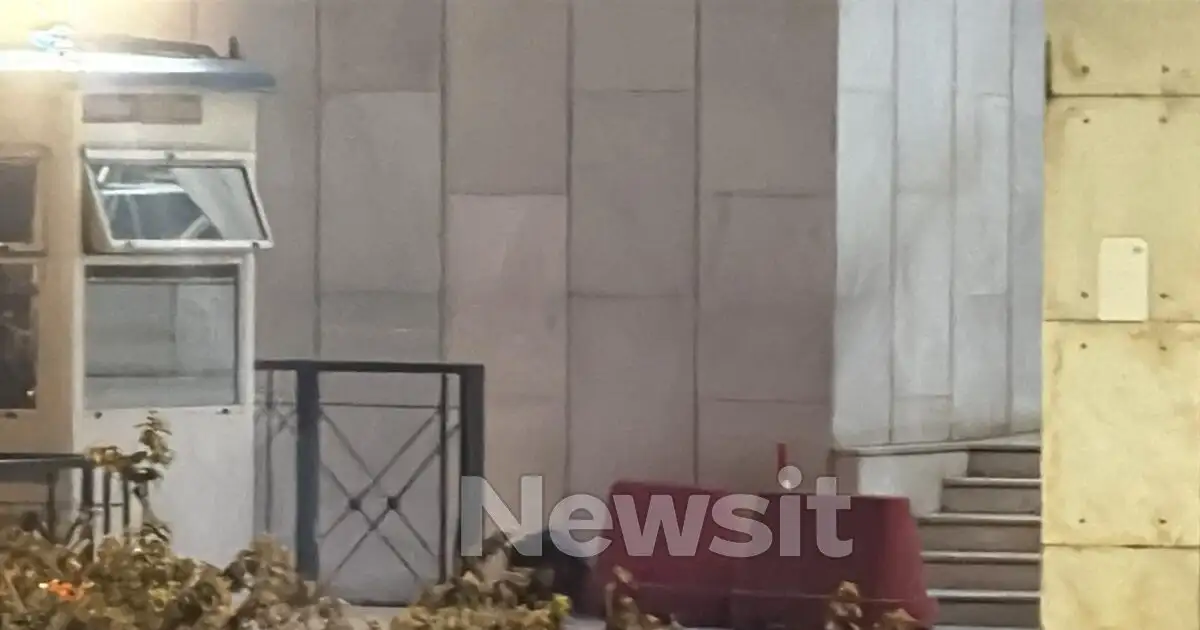 Θρίλερ-στη-ΓΑΔΑ:-Συνελήφθη-48χρονος-Σουδανός-που-απειλούσε-με-χειροβομβίδα-στα-χέρια-και-είχε-άλλες-δύο-στο-σακίδιο-–-Η-στιγμή-της-ελεγχόμενης-έκρηξης