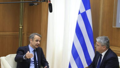 Συνάντηση-Μητσοτάκη-–-Νατσιού:-Όσα-ειπώθηκαν-εκτός-κάμερας-για-το-ενιαίο-αμυντικό-δόγμα,-τους-«πατριώτες-της-φακής»-και-τους-γάμους-των-γιων-του