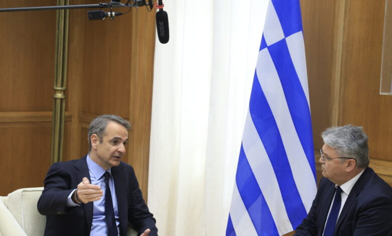 Συνάντηση-Μητσοτάκη-–-Νατσιού:-Όσα-ειπώθηκαν-εκτός-κάμερας-για-το-ενιαίο-αμυντικό-δόγμα,-τους-«πατριώτες-της-φακής»-και-τους-γάμους-των-γιων-του