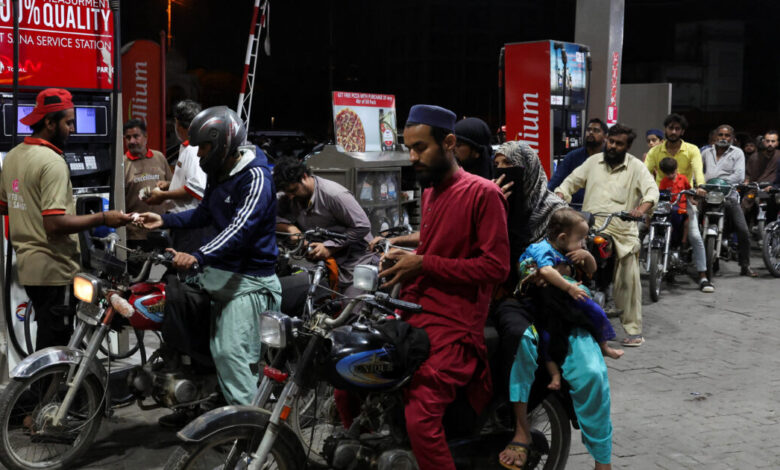 Το-Πακιστάν-ανακοίνωσε-αύξηση-20%-στις-τιμές-των-καυσίμων-λόγω-του-ράλι-του-πετρελαίου