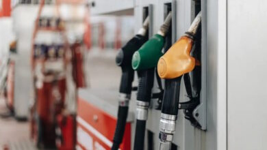 Προς-τα-2-ευρώ-η-βενζίνη:-Τα-«κρυφά»-έσοδα-του-κράτους-από-το-ράλι-τιμών-στα-καύσιμα-και-το-«ανάχωμα»-της-κατανάλωσης