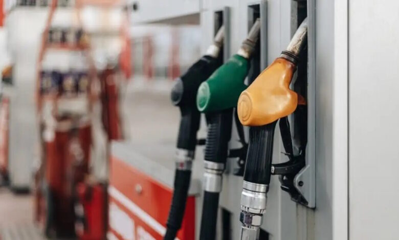 Προς-τα-2-ευρώ-η-βενζίνη:-Τα-«κρυφά»-έσοδα-του-κράτους-από-το-ράλι-τιμών-στα-καύσιμα-και-το-«ανάχωμα»-της-κατανάλωσης