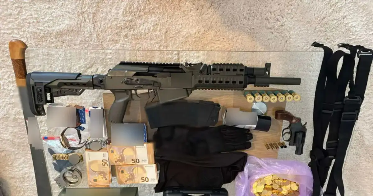 Εξάρθρωση-εγκληματικής-οργάνωσης-στη-Λάρισα:-Οικογενειακή-υπόθεση-η-σπείρα-με-«χρυσές»-λίρες,-όπλα,-εκβιάσεις-και-απάτες