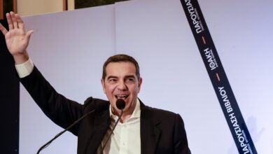 Τσίπρας:-Γελωτοποιός-του-βασιλιά-Τραμπ-ο-Μητσοτάκης,-ανεύθυνη-και-επικίνδυνη-η-κυβέρνηση-–-Η-παρουσίαση-του-βιβλίου-«Ιθάκη»-στην-Κοζάνη