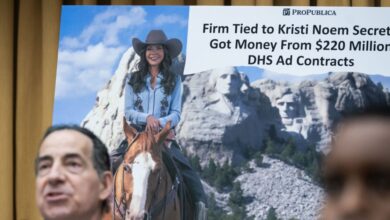 Κρίστι-Νόεμ:-Από-τη-δολοφονία-του-σκύλου-της-στα-πολυτελή-τζετ-και-το-«blanketgate»-–-Όλα-τα-σκάνδαλα-της-«barbie-της-Μετανάστευσης»