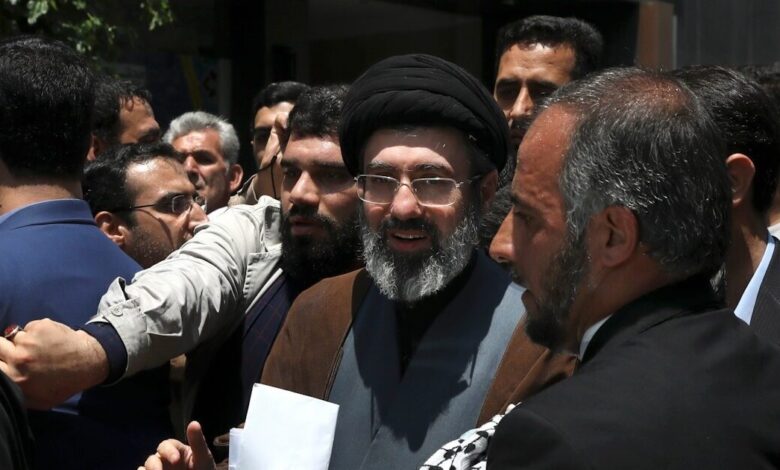 Μοτζτάμπα-Χαμενεΐ,-ο-πιθανότερος-νέος-θρησκευτικός-ηγέτης-του-Ιράν-–-Η-διαφωνία-που-καθυστερεί-την-επίσημη-ανακοίνωση