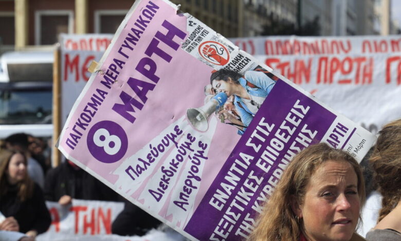 Παγκόσμια-Ημέρα-της-Γυναίκας:-Με-παλμό-και-μεγάλη-συμμετοχή-η-πορεία-–-Μπογιές-στο-υπουργείο-Εργασίας