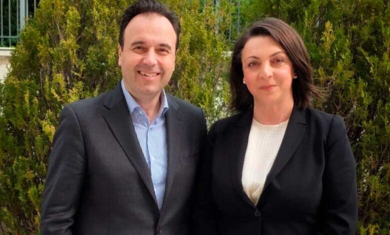 Ο-Δημήτρης-Παπαστεργίου-συστήνει-την-Αφροδίτη-Σεβαστή,-τη-γυναίκα-πίσω-από-τον-pharos