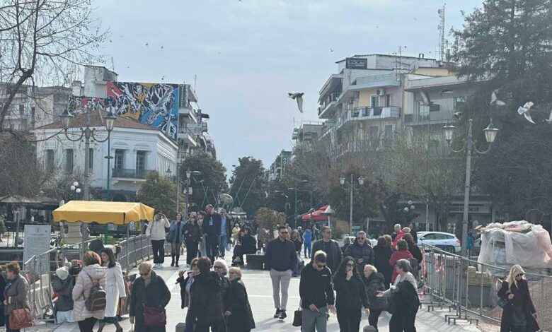 Τρίκαλα:-Εκδρομείς-στο-κέντρο,-πλατεία-σε-εικόνα-ντροπής