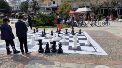 Τρίκαλα:-Σκάκι-στην-πλατεία-Ρήγα-Φεραίου-για-την-Παγκόσμια-Ημέρα-της-Γυναίκας