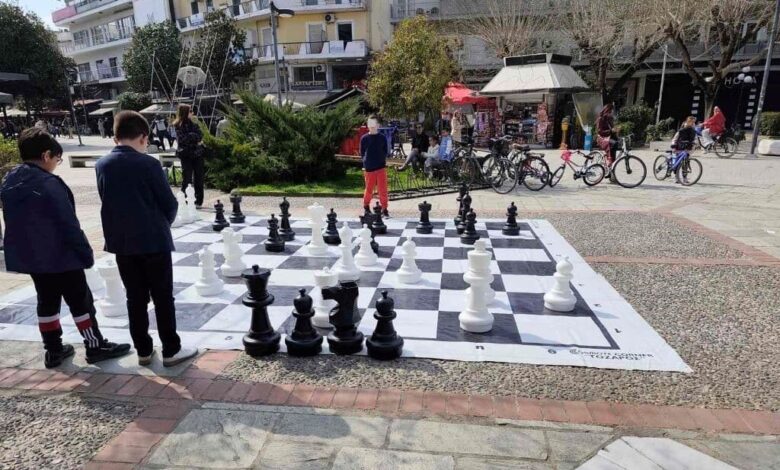 Τρίκαλα:-Σκάκι-στην-πλατεία-Ρήγα-Φεραίου-για-την-Παγκόσμια-Ημέρα-της-Γυναίκας