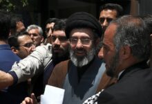 Ιράν:-Ο-Μοτζτάμπα-Χαμενεΐ-διαδέχεται-τον-δολοφονημένο-πατέρα-του-και-γίνεται-«αρχιστράτηγος»-στον-πόλεμο-–-Ο-56χρονος-σκληροπυρηνικός-κροίσος-κληρικός