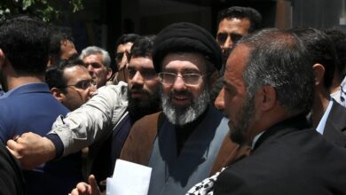 Ιράν:-Ο-Μοτζτάμπα-Χαμενεΐ-διαδέχεται-τον-δολοφονημένο-πατέρα-του-και-γίνεται-«αρχιστράτηγος»-στον-πόλεμο-–-Ο-56χρονος-σκληροπυρηνικός-κροίσος-κληρικός