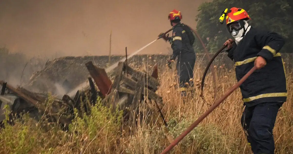 Φωτιά-στη-Σητεία,-30-πυροσβέστες-και-2-ομάδες-δασοκομάντο-στη-μάχη-με-τις-φλόγες