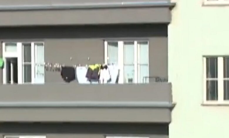 Τσεχία:-Τερματοφύλακας-έστειλε-την-μπάλα-σε-μπαλκόνι-πολυκατοικίας-έξω-από-το-γήπεδο