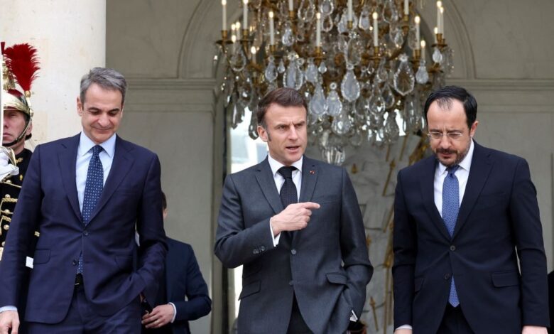 Στην-Κύπρο-ο-Κυριάκος-Μητσοτάκης-για-την-τριμερή-συνάντηση-με-Εμανουέλ-Μακρόν-και-Νίκο-Χριστοδουλίδη-–-live-εικόνα