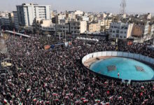 Τεχεράνη:-«Πλημμύρισε»-από-χιλιάδες-υποστηρικτές-του-νέου-θρησκευτικού-ηγέτη-του-Ιράν,-Μοτζτάμπα-Χαμενεΐ