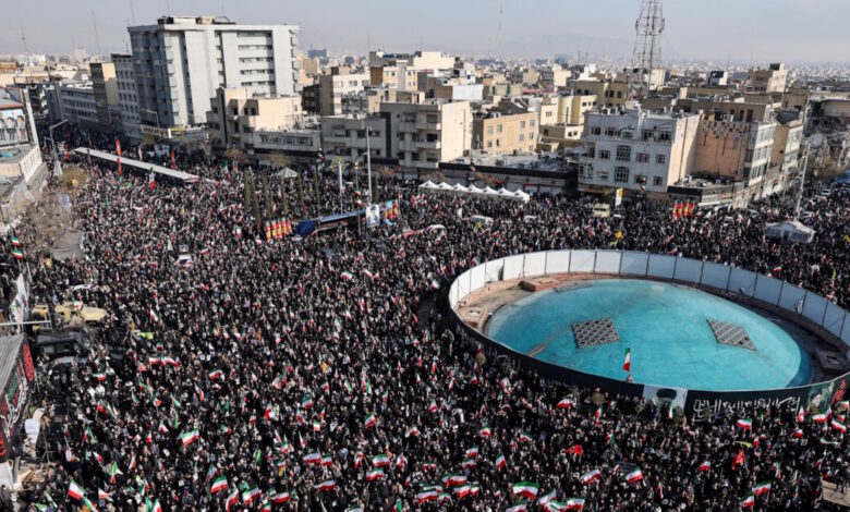 Τεχεράνη:-«Πλημμύρισε»-από-χιλιάδες-υποστηρικτές-του-νέου-θρησκευτικού-ηγέτη-του-Ιράν,-Μοτζτάμπα-Χαμενεΐ