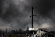 Συναγερμός-για-τη-μαύρη-«όξινη-βροχή»-που-έπεσε-στην-Τεχεράνη-μετά-τους-βομβαρδισμούς-στις-πετρελαϊκές-εγκαταστάσεις-–-Τι-είναι-και-τι-περιέχει