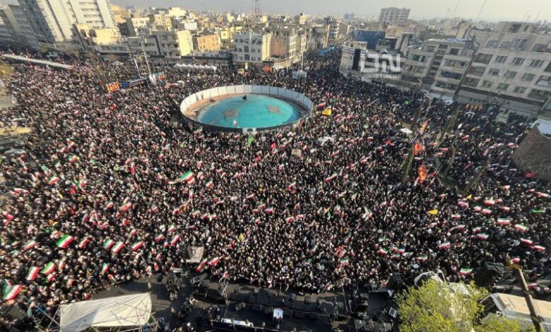 Χιλιάδες-Ιρανοί-στους-δρόμους-υπέρ-του-νέου-ηγέτη,-Μοτζτάμπα-Χαμενεΐ