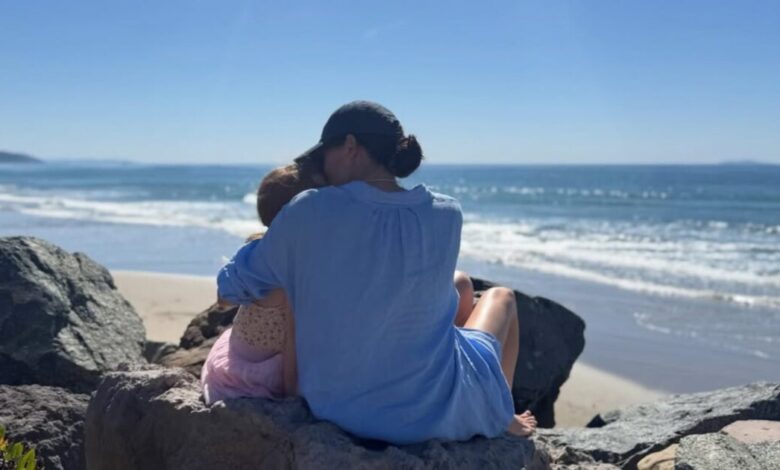 Μέγκαν-Μαρκλ:-Η-τρυφερή-αγκαλιά-με-την-κόρη-της-με-φωτογράφο-τον-πρίγκιπα-Χάρι-   