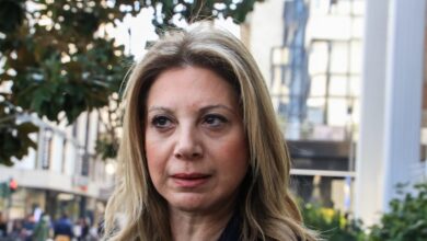 Δημοσκόπηση-alco:-Στις-14,3-μονάδες-η-διαφορά-ΝΔ-και-ΠΑΣΟΚ-–-Πέφτει-η-δημοτικότητα-της-Καρυστιανού