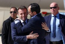 «Η-αγκαλιά-που-ντρόπιασε-τον-Στάρμερ»:-Πώς-σχολιάζει-ο-βρετανικός-Τύπος-την-επίσκεψη-Μακρόν-στην-Κύπρο