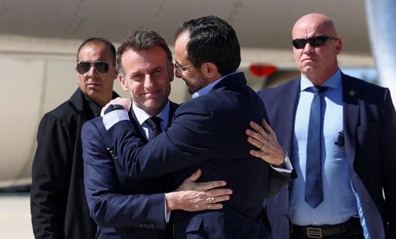 «Η-αγκαλιά-που-ντρόπιασε-τον-Στάρμερ»:-Πώς-σχολιάζει-ο-βρετανικός-Τύπος-την-επίσκεψη-Μακρόν-στην-Κύπρο