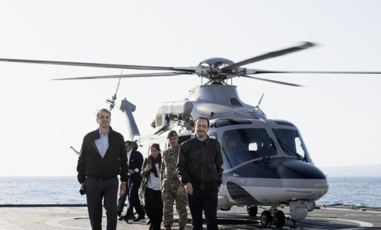 Μητσοτάκης-και-Χριστοδουλίδης-επισκέφθηκαν-τη-φρεγάτα-«Κίμων»-στην-Κύπρο:-«Να-ξέρετε-πάντα-ότι-είμαστε-εδώ-για-ό,τι-χρειαστεί»