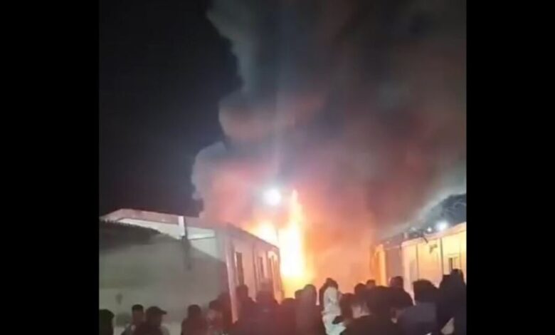 Φωτιά-σε-κοντέινερ-στο-κέντρο-κράτησης-μεταναστών-στην-Αμυγδαλέζα